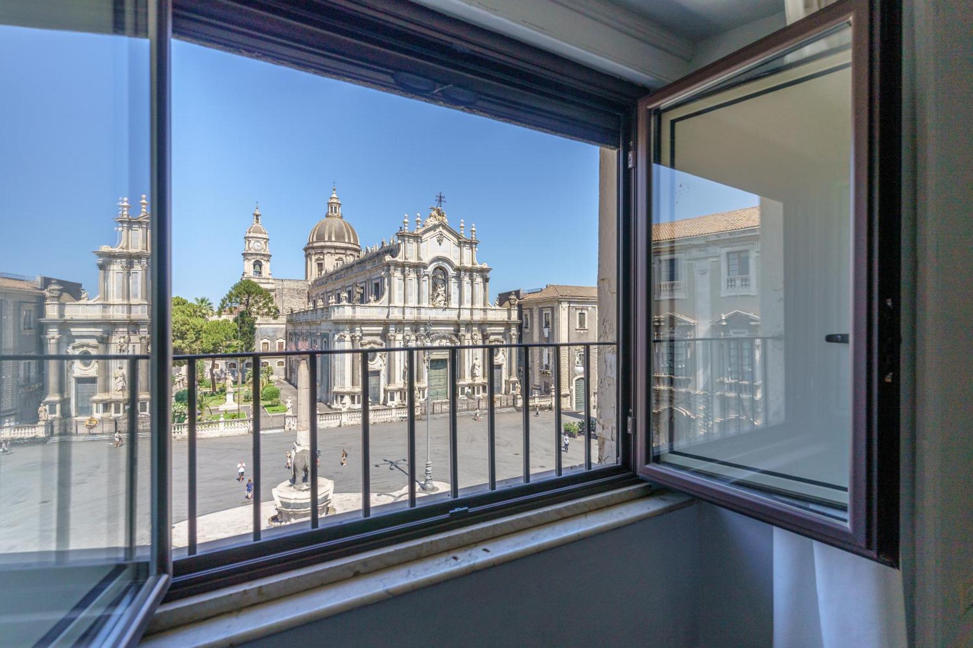 카타니아 La Finestra Sul Duomo B&B 외부 사진