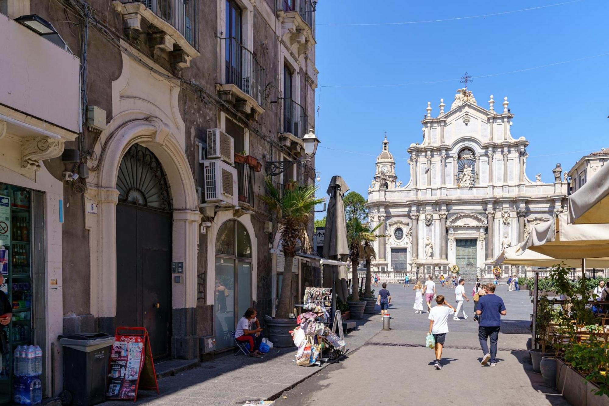 카타니아 La Finestra Sul Duomo B&B 외부 사진