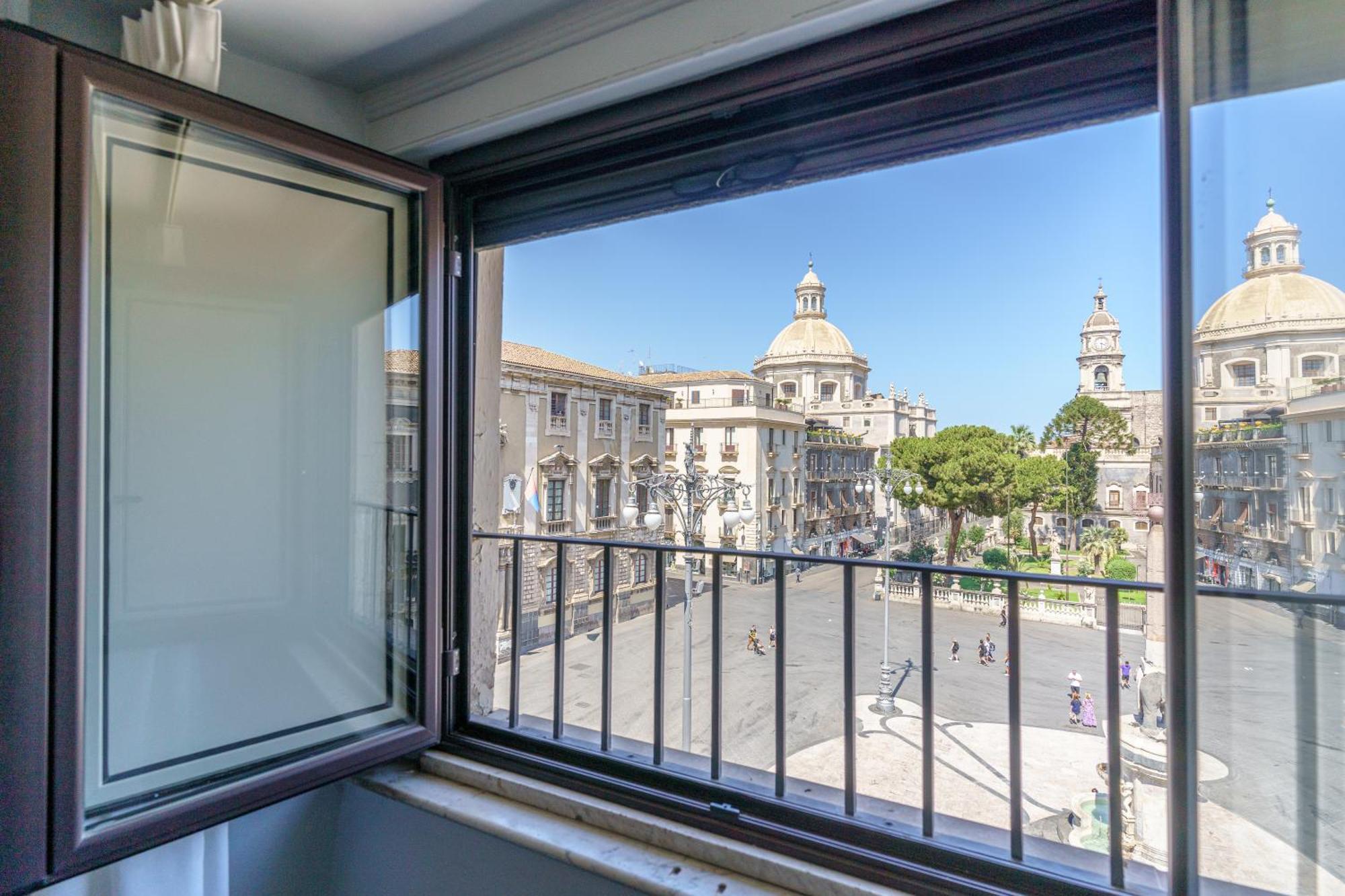 카타니아 La Finestra Sul Duomo B&B 외부 사진