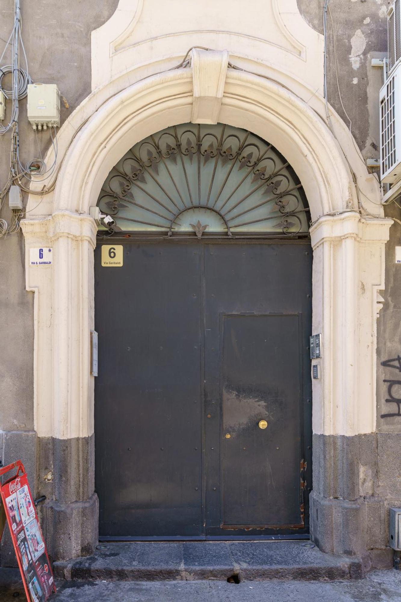 카타니아 La Finestra Sul Duomo B&B 외부 사진