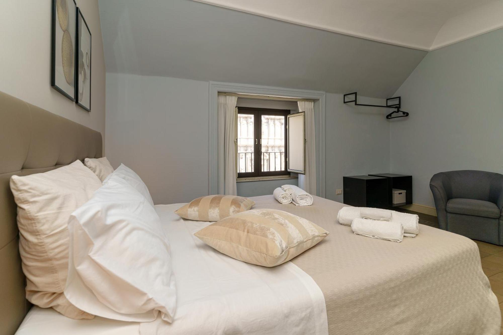 카타니아 La Finestra Sul Duomo B&B 외부 사진