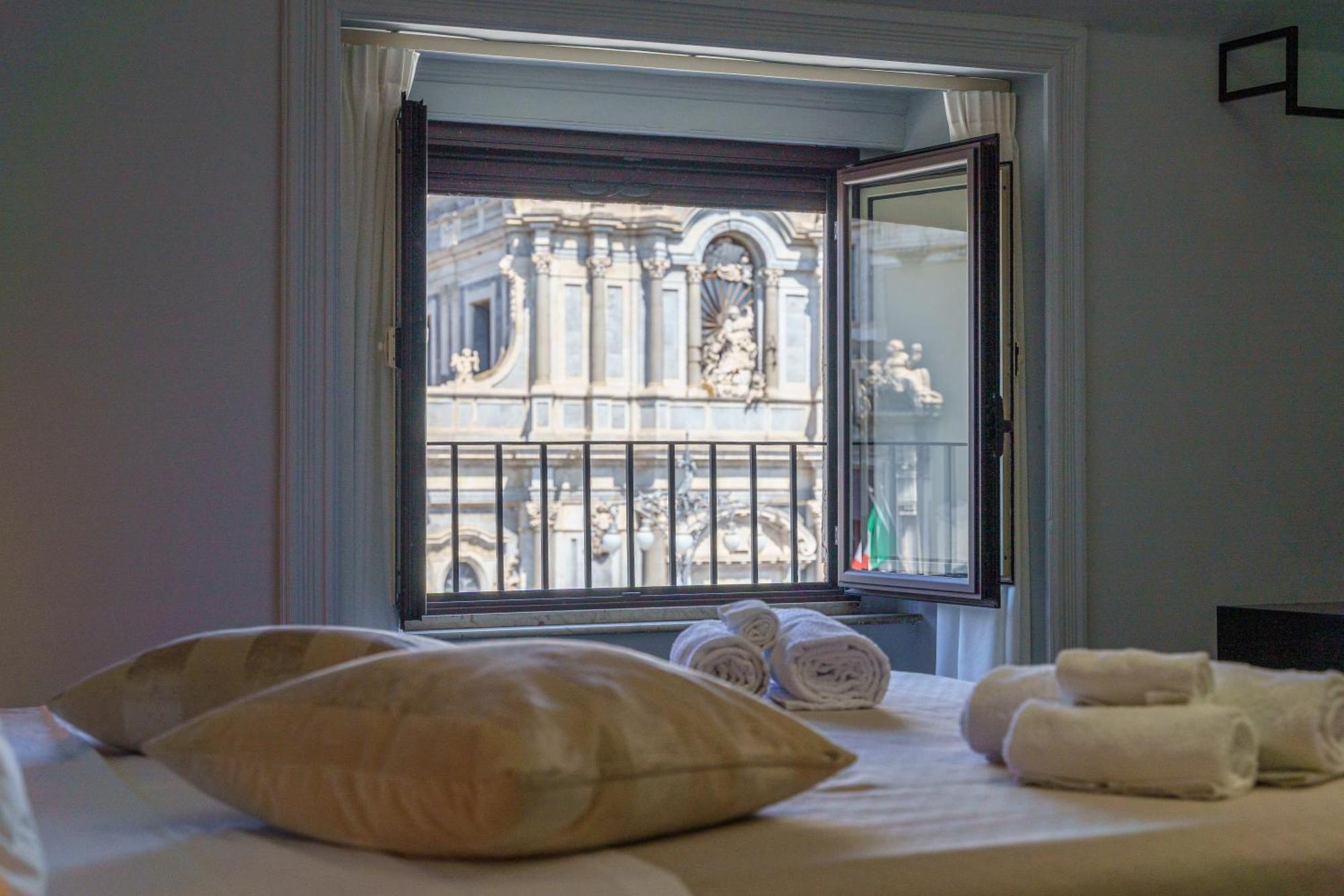 카타니아 La Finestra Sul Duomo B&B 외부 사진